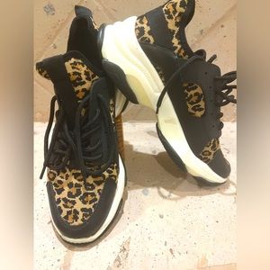 Steve Madden Sneaker. NWT. Size 10